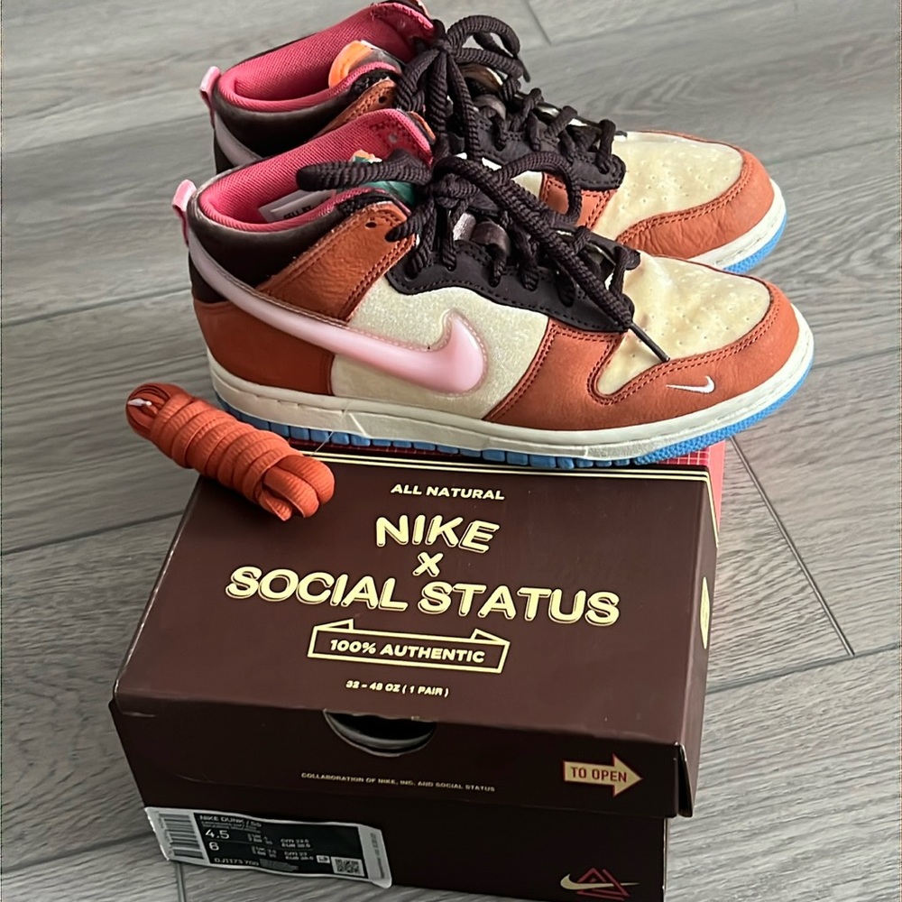 Nike Dunk Mid Social Status